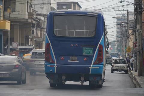 ‘Parece que andan fumigando’: más del 50 % de buses urbanos de Guayaquil circula sin matrícula y revisión técnica de 2022  