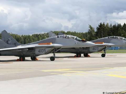 Polonia dice que está lista para entregar todos sus aviones de combate MiG-29 a una base de EE. UU. para transferirlos a Ucrania