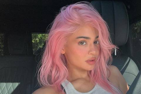 Kylie Jenner trae de regreso el 2014 y su era de ‘King Kylie’  al teñirse el cabello de color rosa chicle