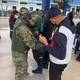 Cuatro armas blancas se decomisaron en estaciones de transporte municipal de Quito en un operativo de control