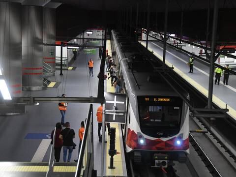 ‘Gano tiempo para ir al trabajo’, dicen primeros usuarios del Metro, pero piden que se mejoren frecuencias de buses integrados