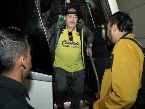 Diego Maradona insulta y golpea a hinchas en México