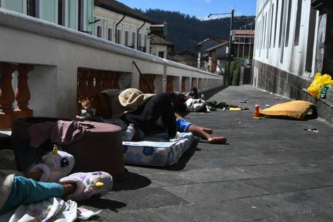 Olor a orina, botellas de licor e indigentes se han tomado el frente de lo que fue el hospital psiquiátrico San Lázaro, en el centro histórico de Quito