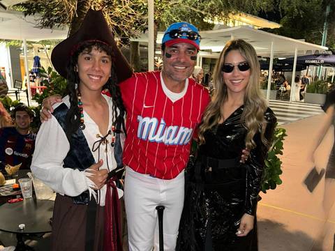 Alejandra Jaramillo y Chayanne juntos en una fotografía por Halloween: Ella disfrazada de Trinity y él de beisbolista