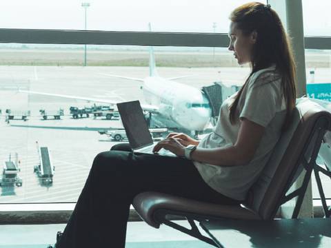 Estos son los dispositivos electrónicos que puedes llevar en tu equipaje cuando viajas en avión a Estados Unidos