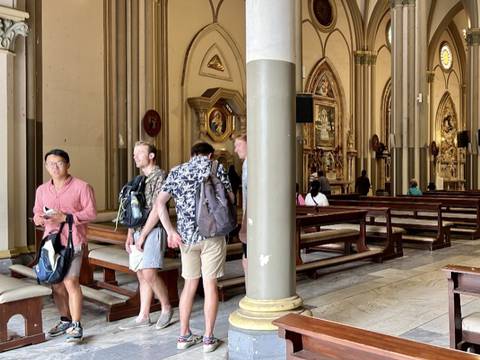 Catedral de Guayaquil: visitantes preocupados por el deterioro de columnas; en la curia se espera que con ordenanza se viabilice la reanudación de trabajos 