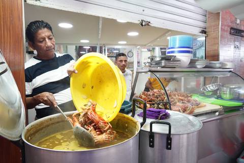 “La gente viene desesperada a comer cangrejo”: con fin de la veda, locales reactivan la venta de combos del crustáceo