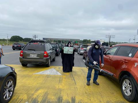 Fumigación de vehículos y entrega de folletos sobre el COVID-19 se efectuaron en el peaje de Chongón, en la vía Guayaquil-Santa Elena