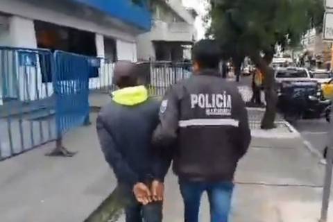 Capturan a sujeto que robaba a autos que circulaban por el centro de Quito