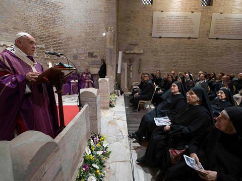 El papa homenajea a cristianos perseguidos en misa de Difuntos