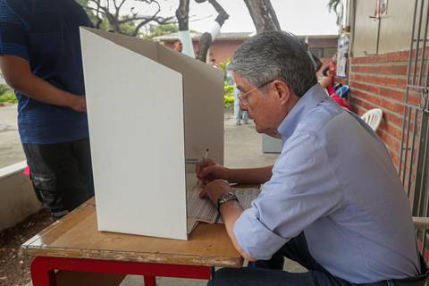 Guillermo Lasso, expresidente de la República, y su sufragio en la consulta popular: mi voto es en apoyo a militares y policías que enfrentan el crimen