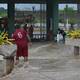 40 turistas fueron rescatados de complejo de San Vicente luego de inundaciones provocadas por la lluvia en Santa Elena 