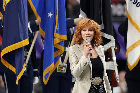 Super Bowl 2024: la reina del ‘country’ Reba McEntire interpreta el himno de Estados Unidos antes del encuentro deportivo