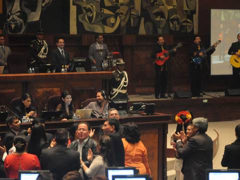 Música y baile en el Pleno de la Asamblea por homenaje a Trío Colonial