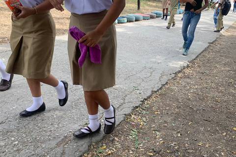 ‘No copian tareas, se atrasan y queremos que aprendan por igual’: padres de alumnos con discapacidad auditiva de plantel fiscal en Guayaquil piden intérprete de acompañamiento