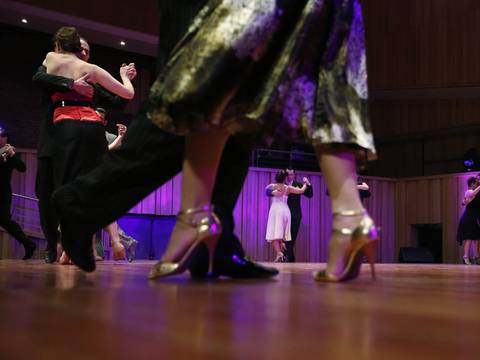 Cientos de parejas compiten en mundial de tango en Buenos Aires