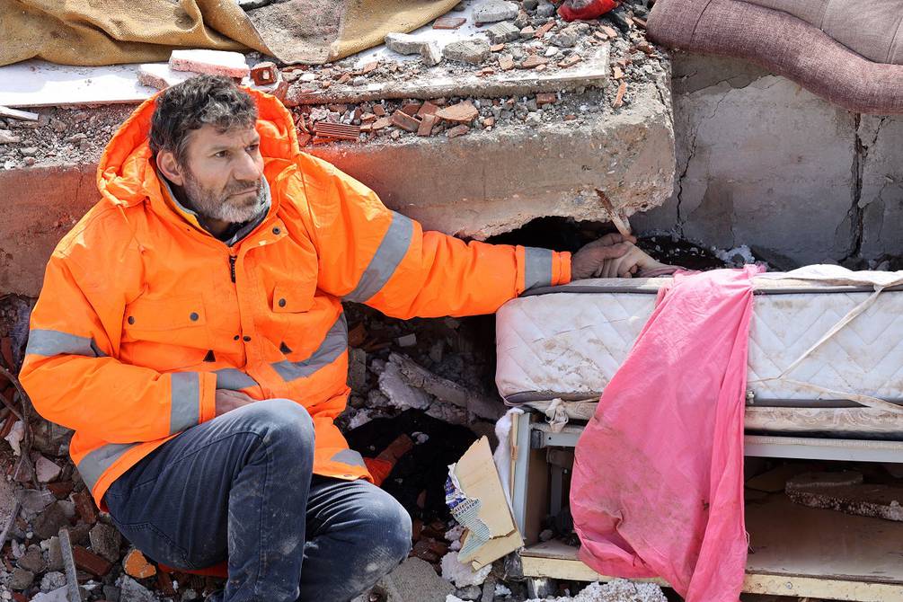 Papi está aquí contigo”: la foto más desgarradora del terremoto de Turquía  de un padre sosteniendo la mano de su hija muerta en una cama enterrada  bajo los escombros | Internacional |