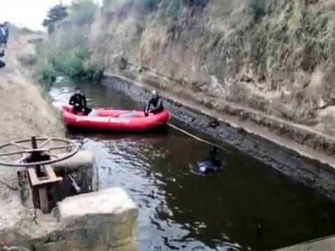 Una persona que resbaló y cayó en un canal de agua en una parroquia de Quito fue hallada muerta