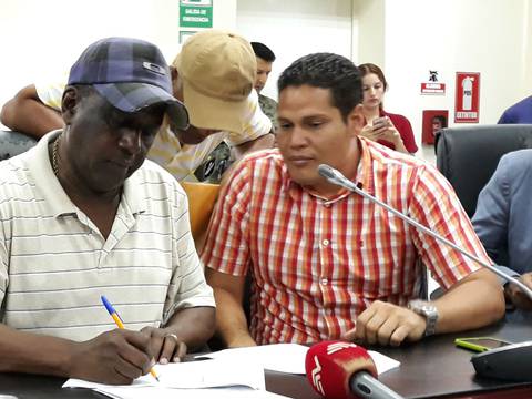 Con acuerdo finalizó paro de taxistas en Esmeraldas