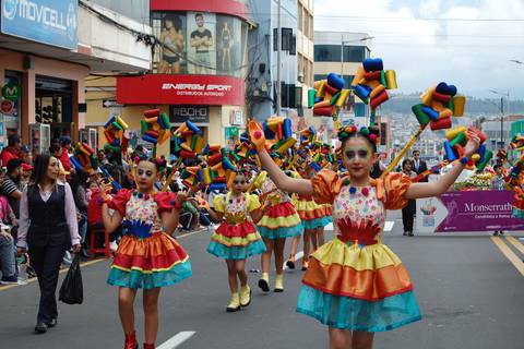 La avenida Cevallos se llenó de colorido con el pregón de la Fiesta de la Fruta y de las Flores 