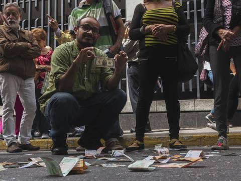 Dolarización avanza en Venezuela; alivia a unos y golpea a la mayoría