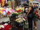 Familias adelantaron visita a cementerios de Guayaquil; vendedores de flores, con resignación