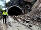 Vía Cuenca-Girón-Pasaje permanece cerrada por caída de material rocoso 