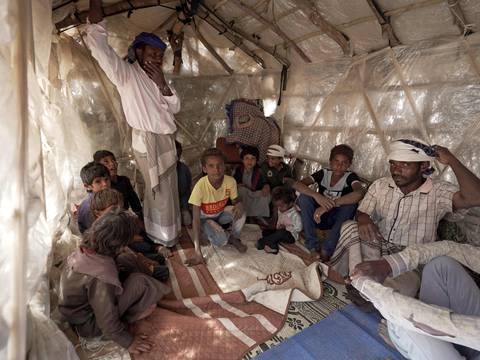 “El frío nos matará”, dicen familias desplazadas por la guerra de Yemen