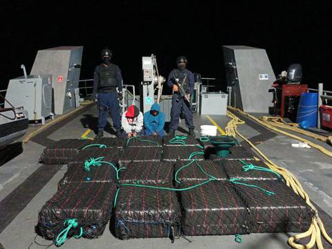 Interceptan cerca de Galápagos embarcación con droga que tendría como destino México