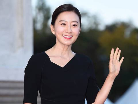 Ella es Kim Hee-ae de “The Married World”: Esto es lo que gana una de las actrices más famosa de las series surcoreanas que impone su estilo con su cabello corto y juveniles outfits a sus 55 años