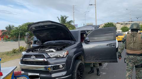 Tres ‘Choneros’ son detenidos en un carro blindado con municiones y $ 7.000 en efectivo, en Manta