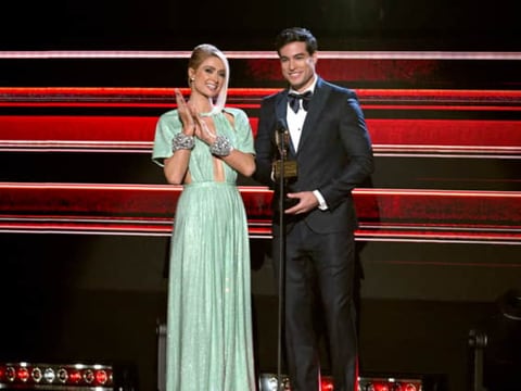 El espectacular momento que Danilo Carrera compartió con Paris Hilton en los Premios Billboard de la Música Latina 2023