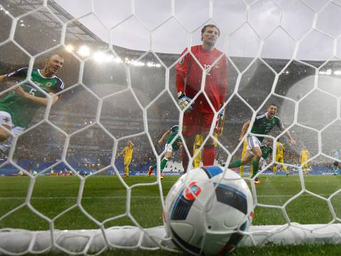 Irlanda del Norte sometió por 2-0 a Ucrania en la Eurocopa