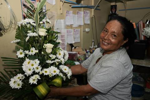 Patricia Maiza lleva cuatro décadas armando adornos florales que despierten emociones en sus destinarios