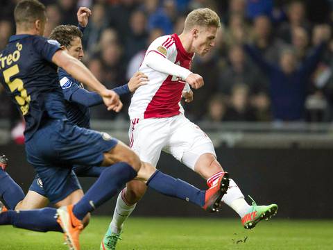 Ajax gana y lidera junto al Vitesse de Renato Ibarra