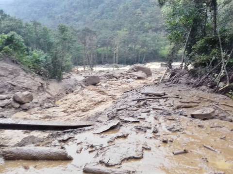 Dos vías principales de Ecuador interrumpidas por deslizamientos