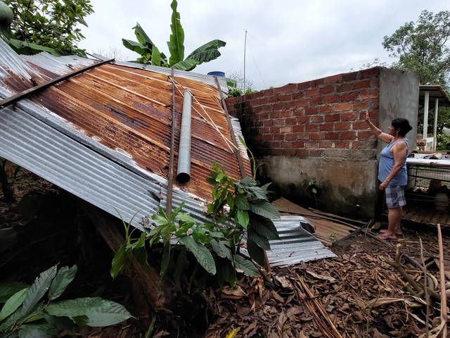 ‘Se escuchaban los truenos durísimo y un viento fortísimo nos hacía el zinc para arriba y para abajo’: vendaval provocó daños en 60 viviendas en Mariscal Sucre