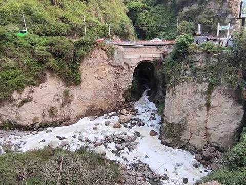 Monitoreo permanente se cumple en el puente vehicular de Guápulo sobre la avenida de los Conquistadores, en Quito