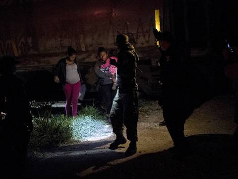 Detienen un camión que trasportaba a 228 migrantes en el sur de México
