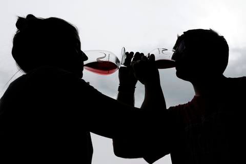 ¿Tiene beneficios el consumo de vino tinto? Los efectos en tu salud al beber una copa diaria según dos médicos