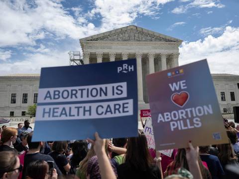 Corte Suprema de EE.UU. mantiene de momento el acceso a la píldora abortiva mifepristona