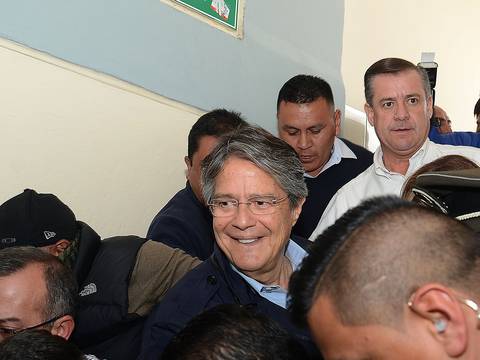 Guillermo Lasso regresó a Guayaquil para sufragar