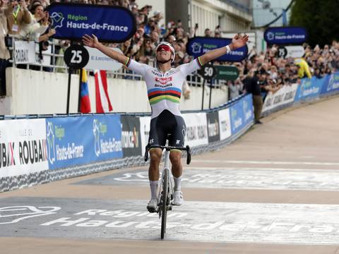 Mathieu van der Poel gana su segunda París Roubaix y agiganta su leyenda