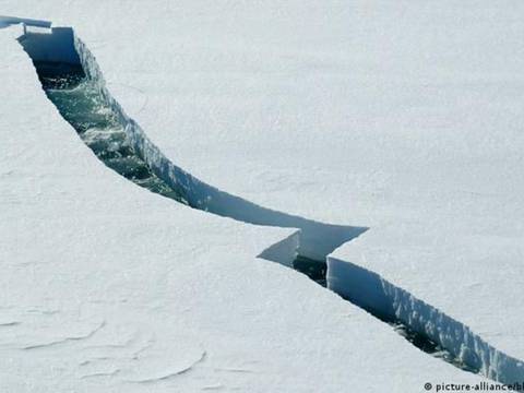 Descubren un gigantesco sistema de aguas subterráneas bajo el hielo antártico