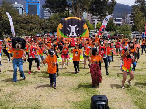 Universidad se pronuncia a favor del No en campaña del Yasuní, mientras que ambientalistas promocionan el Sí con ‘flashmob’ en La Carolina