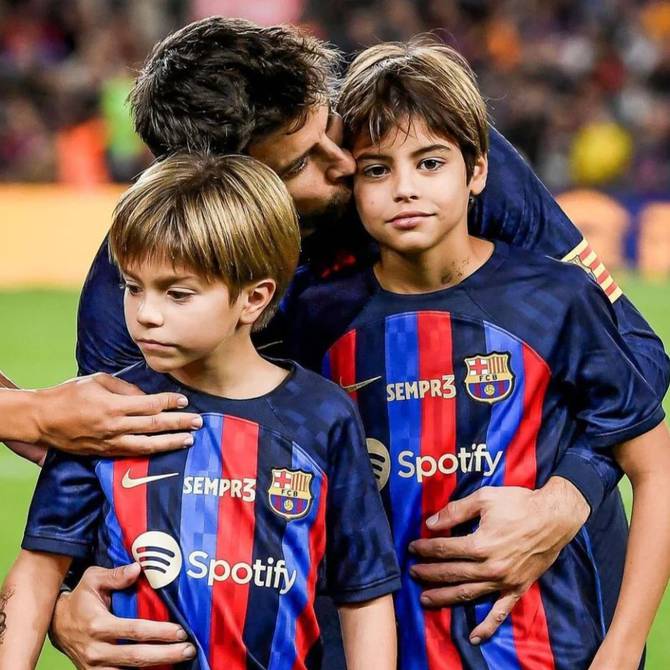 Los hijos de Gerard Piqué lo acompañaron al Camp Nou y Shakira fue la gran  ausente: así jugaron a la pelota Milan y Sasha en la despedida de su padre  del Barcelona |