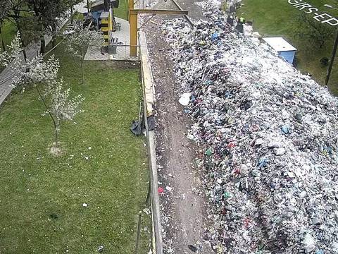 En Quito, 6.800 toneladas de basura se encuentran represadas, debido a incidentes en el relleno sanitario de El Inga