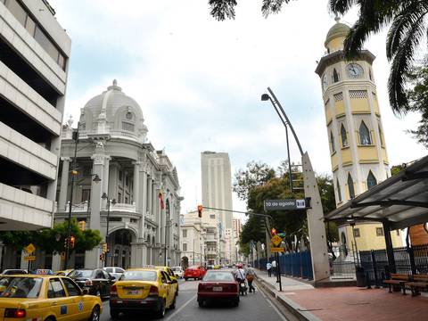 ‘No hemos podido trabajar, sin luz, sin sistema ni aire acondicionado’: comerciantes del centro de Guayaquil llevan dos días sin servicio eléctrico 