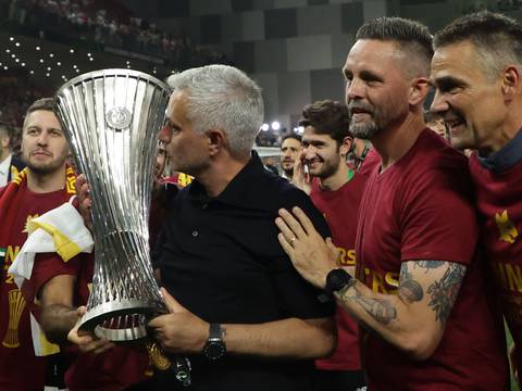 Mourinho hablaba en rueda de prensa, y esto hicieron sus jugadores de la Roma durante la celebración del título de Conference League