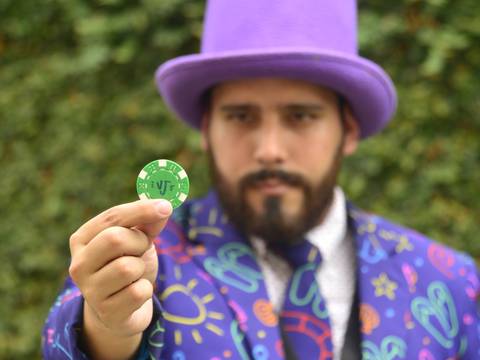 Víctor Hidalgo mantiene vivo el oficio de mago con un toque de humor y colorido